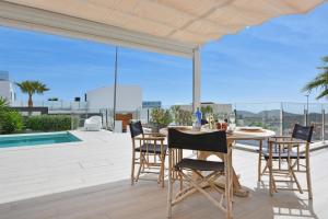 Bazén v ubytovaní Hillside Luxury Villas by NRAS alebo v jeho blízkosti