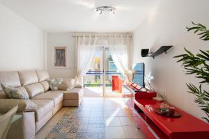- un salon avec un canapé et une table dans l'établissement CB Living - Apartment with roof terrace Aguamarina, à Orihuela Costa