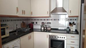 Kuchyňa alebo kuchynka v ubytovaní Apartamento playa Cambrils Torresol 2 + 5 fotografií