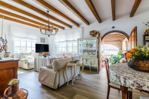 eine Küche und ein Wohnzimmer mit einem Tisch und Stühlen in der Unterkunft Villa la Orilla in Benajarafe