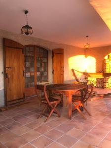 ein Esszimmer mit einem Holztisch und Stühlen in der Unterkunft Une terrasse à L’Estaque + stationnement in Marseille