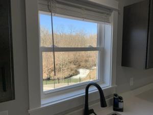 una finestra della cucina con vista su un albero di The Fallsview at Burdett Falls a Burdett