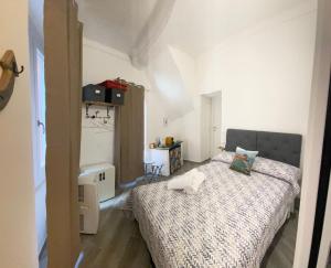 a bedroom with a bed in a room at LUVEGU SCIUIU Apartment in Vernazza