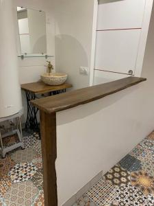 łazienka z umywalką i blatem z lustrem w obiekcie Gîte, Maison entière avec billard et bel espace de vie La Grange w mieście Blicourt