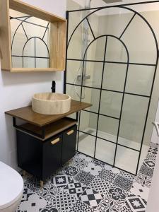 a bathroom with a sink and a shower at Gîte La Grange Maison entière in Blicourt
