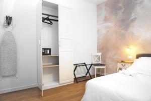 ローマにあるElegantis Vatican Suite Apartmentのベッドルーム1室(ベッド1台付)