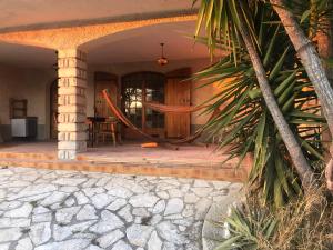 eine Veranda eines Hauses mit einer Hängematte darauf in der Unterkunft Une terrasse à L’Estaque + stationnement in Marseille