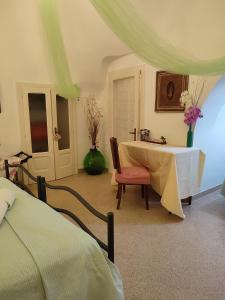 een kamer met een tafel en een tafel en stoelen bij B&B Aquila in Alberobello +43 foto's