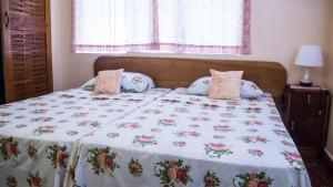 uma cama com um cobertor e almofadas em House of Erabo em Runaway Bay