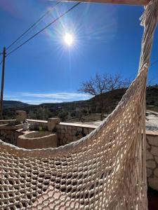 una hamaca en un edificio con el sol en el cielo en Casa Rural Sabika, en Alhama de Granada