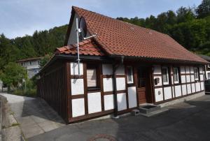 un petit bâtiment avec un rouge et un blanc dans l'établissement Ferienhaus Zorgenfrei, à Walkenried