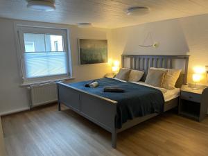 Un dormitorio con una cama grande y una ventana en Ferienhaus Zorgenfrei, en Walkenried