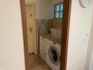 een wasruimte met een wasmachine en droger bij Ferienhaus Zorgenfrei in Walkenried