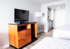1 dormitorio con TV de pantalla plana en una cómoda en Aventura on the Ocean en Myrtle Beach