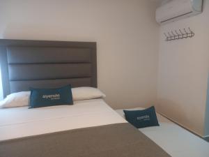 Postel nebo postele na pokoji v ubytování Hotel Colombia Avenida