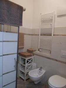 y baño con aseo y lavamanos. en Il volto del lago - Rooms&Apartments, en San Felice del Benaco