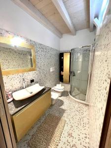 a bathroom with a sink and a shower and a toilet at Rossi Lake Family in Oliveto Lario