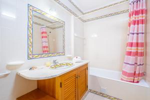 Koupelna v ubytování Frente ao Mar - Sea Front - 3 Quartos - wi-fi - Algarve + 11 fotografií