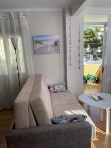 salon z kanapą i stołem w obiekcie Apartamento Ivon Solo Familias w mieście Playa de Gandia