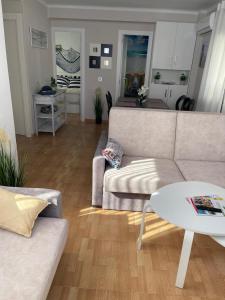 salon z kanapą i stołem w obiekcie Apartamento Ivon Solo Familias w mieście Playa de Gandia +12 zdjęć
