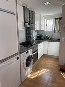 kuchnia ze zmywarką i pralką w obiekcie Apartamento Ivon Solo Familias w mieście Playa de Gandia