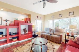 un salon avec un canapé et une table dans l'établissement Vistoso Resort Casita #249, à Oro Valley