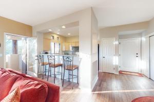 un salon avec un canapé et une cuisine dans l'établissement Vistoso Resort Casita #249, à Oro Valley