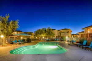 une piscine dans une cour avec des chaises et une clôture dans l'établissement Vistoso Resort Casita #249, à Oro Valley