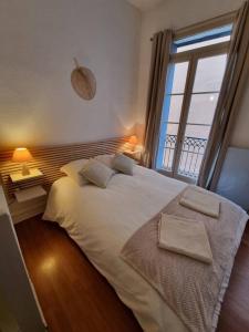 Łóżko lub łóżka w pokoju w obiekcie Le Dalí-Duplex au pied de Castillet