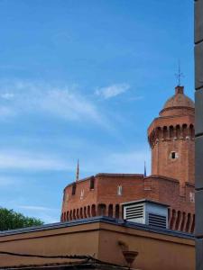 ceglany budynek z wieżą na górze w obiekcie Le Dalí-Duplex au pied de Castillet w Perpignanie +8 zdjęć