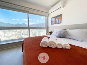 sypialnia z łóżkiem z dwoma ręcznikami w obiekcie Apart Hotel no coração do Leblon, com limpeza diária incluída w mieście Rio de Janeiro