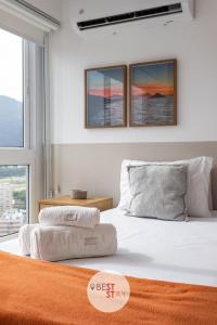 a bedroom with a bed with two towels on it at Apart Hotel no coração do Leblon, com limpeza diária incluída in Rio de Janeiro