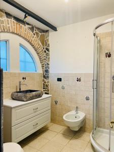 La salle de bains est pourvue d'un lavabo, de toilettes et d'une douche. dans l'établissement Rock House, à Rapallo