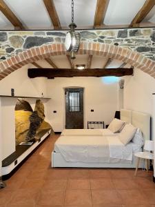 - une chambre avec un grand lit et un mur en pierre dans l'établissement Rock House, à Rapallo