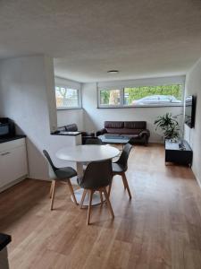 un salon avec une table et des chaises dans l'établissement Ferienwohnung am Schloß, à Friedrichshafen
