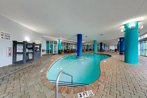 uma grande piscina no meio de um edifício em The Splendid South Carolina Getaway em Myrtle Beach