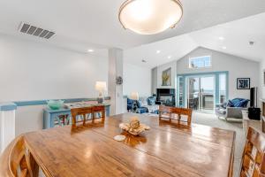 a living room with a wooden table and a living room at EazyBreezy in Rockaway Beach