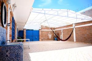 een fitnessruimte met een hangmat in een bakstenen gebouw bij Casa Hogareña y Artística in Carrillo