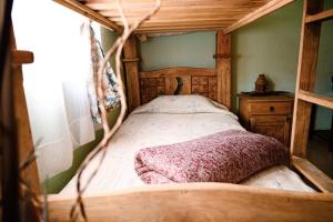 een slaapkamer met een bed met een houten hoofdeinde bij Casa Hogareña y Artística in Carrillo
