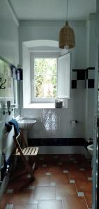 uma casa de banho com um lavatório e uma janela em CASA DE INDIANoS, UNA EXPERIENCIA UNICA EN EL CENTRO DE CANTABRIA em San Vicente de Toranzo