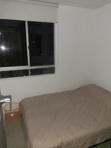 een slaapkamer met een bed voor een raam bij Apartamento Villavicencio in Villavicencio