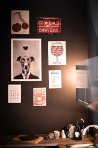 eine Küche mit Plakaten und Bildern an der Wand in der Unterkunft KiMMCo Loft in Schwetzingen