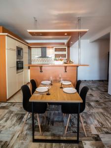 kuchnia i jadalnia z drewnianym stołem i krzesłami w obiekcie Apartmán Sportovců 9 w mieście Kutná Hora