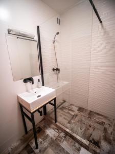 biała łazienka z umywalką i prysznicem w obiekcie Apartmán Sportovců 9 w mieście Kutná Hora