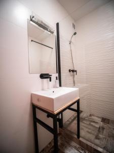y baño con lavabo blanco y espejo. en Apartmán Sportovců 9 en Kutná Hora