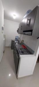 een keuken met een fornuis en een magnetron bij Apartamento Villavicencio in Villavicencio