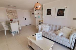 un soggiorno con un divano e un tavolo di Departamento de Lujo con Terraza y Vista al Mar ad Antofagasta