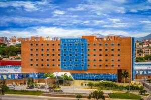 un edificio de hotel con un cartel azul en Lidotel Barquisimeto, en Barquisimito