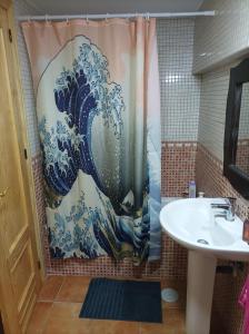 uma cortina de chuveiro na casa de banho com lavatório em Peña del Castillo em La Iruela
