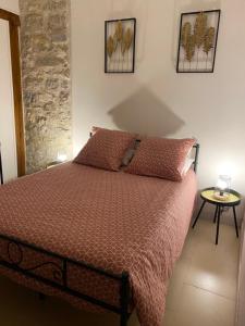 een slaapkamer met een bed met een rood dekbed bij Maison cosy proche centre ville in Compiègne